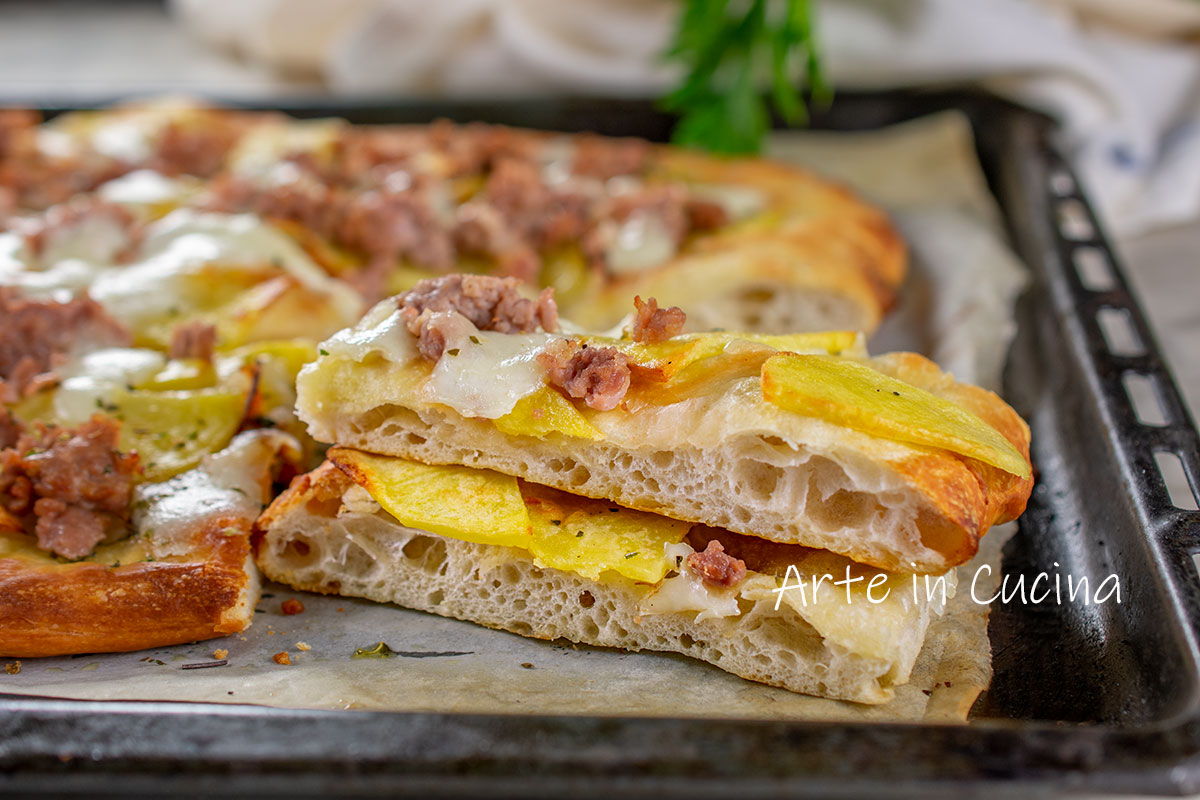 Pizza met aardappelen en geplette worst