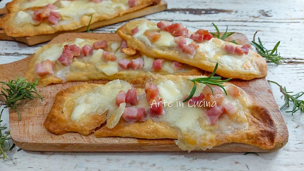 PIZZA LINGUINE met PANCETTA en provola