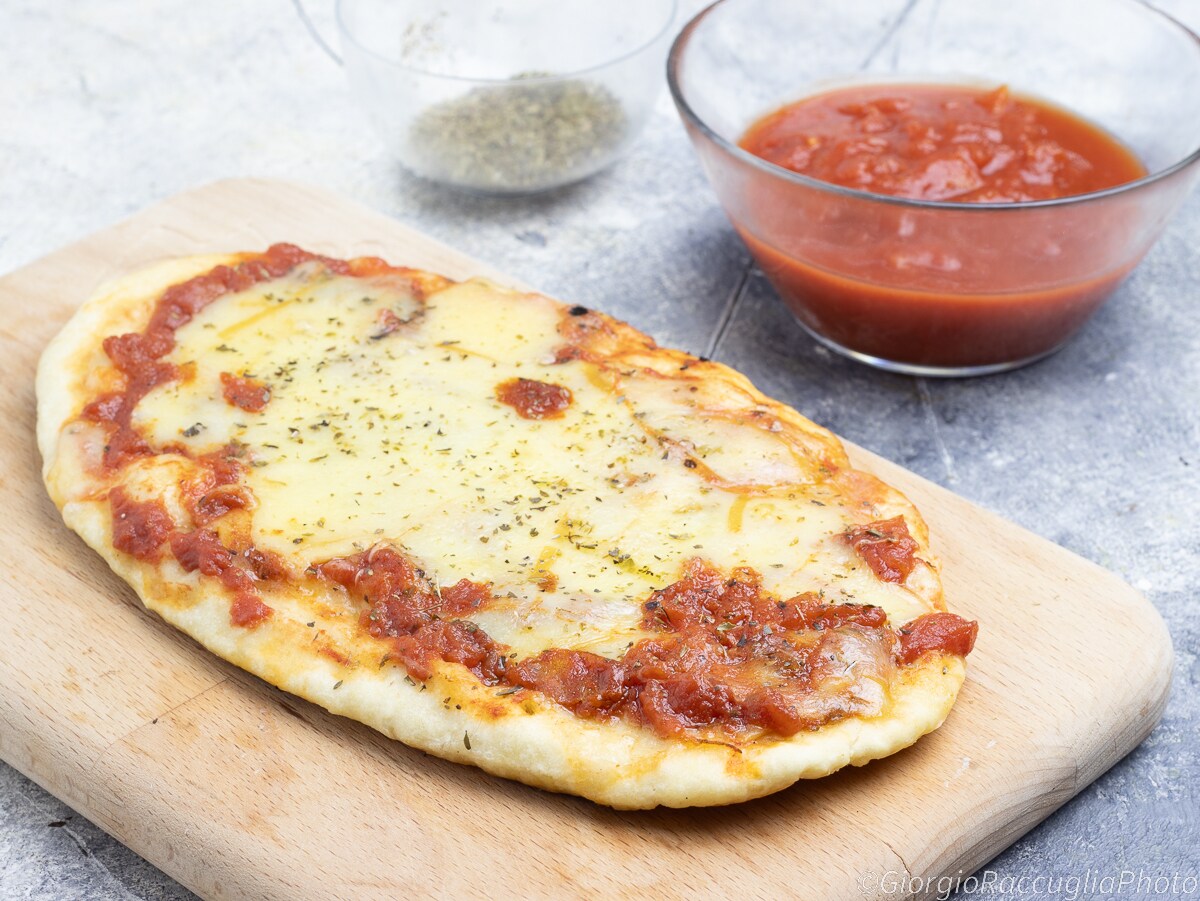 Pizzette zonder rijzing gebakken in de pan.