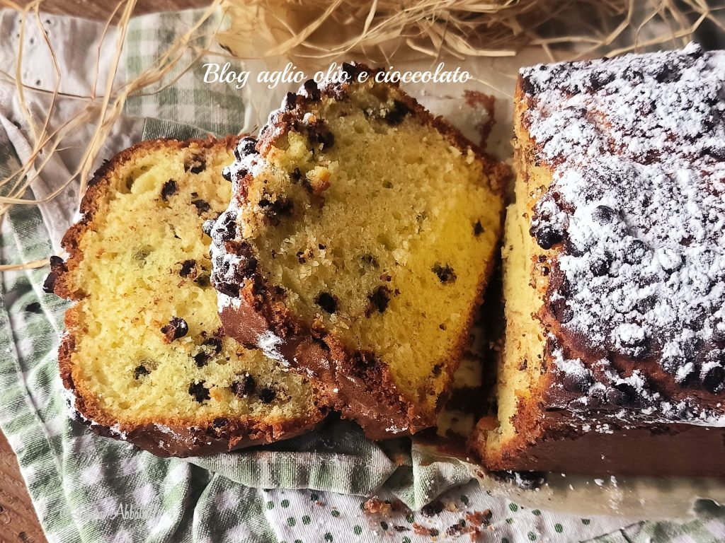 Zachte yoghurtplumcake met yoghurt en chocoladedruppels die niet zinken met trucjes zal de koepel perfect zijn, een heerlijke alternatieve versie van de klassieke plumcake