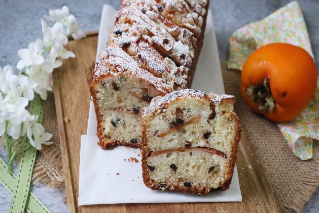 kaki-plumcake met chocoladedruppels en hazelnoten