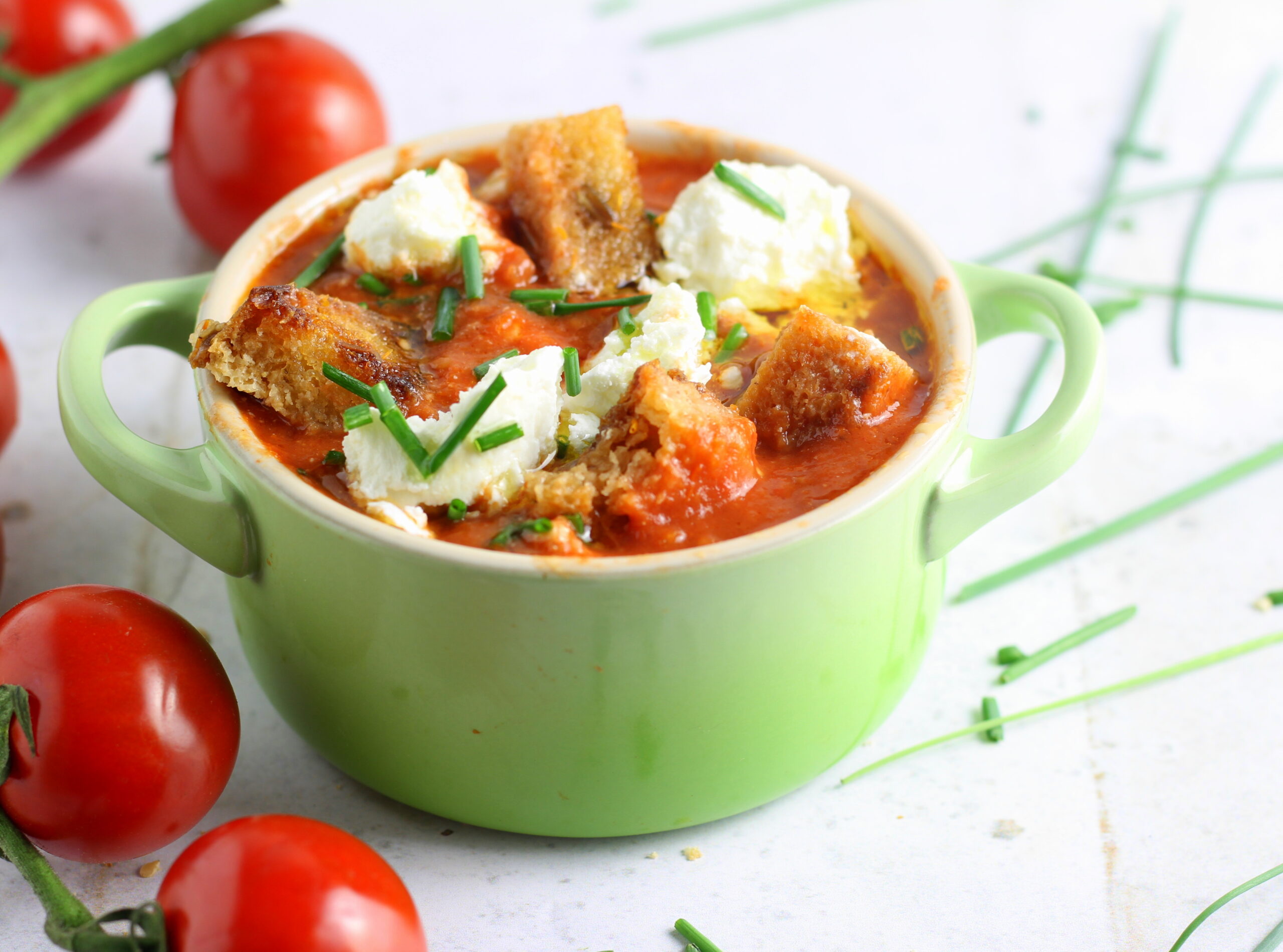 Koude soep van cherrytomaten en ricotta