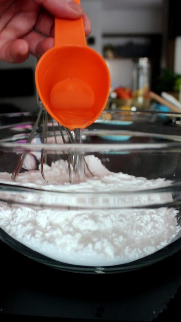 waterglazuur gemaakt met poedersuiker en water