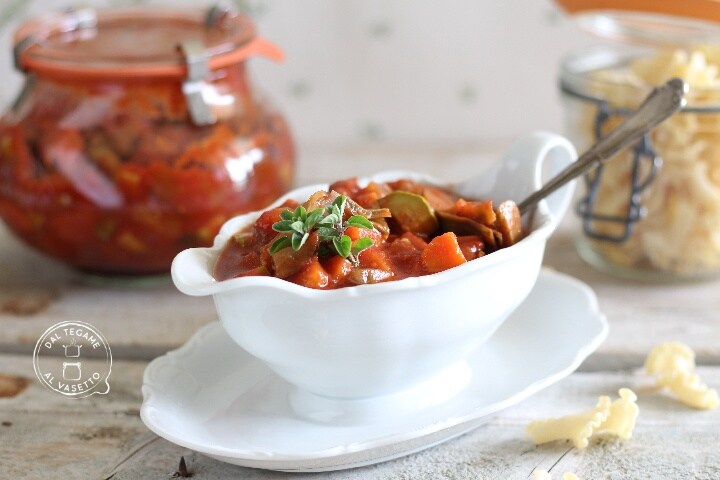 Groentesaus in pot koken