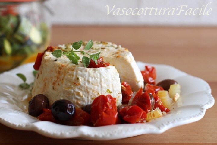 Ricotta in glazen pot met cherrytomaatjes en olijven