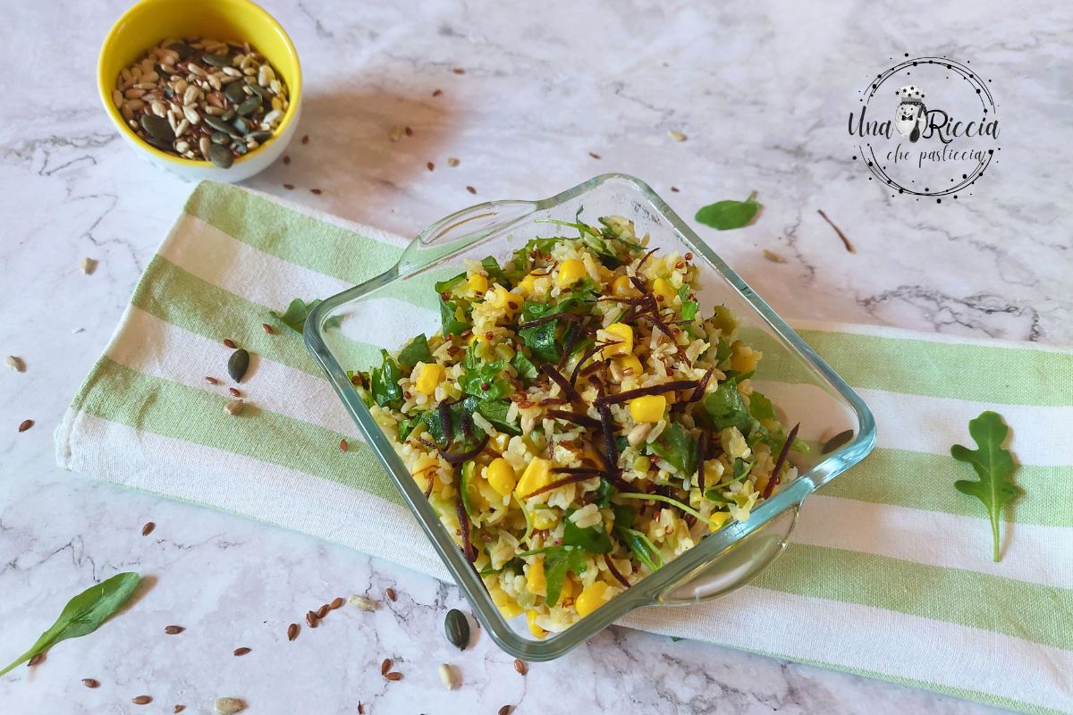 Rijst- en bonensalade met quinoa, maïs en rucola