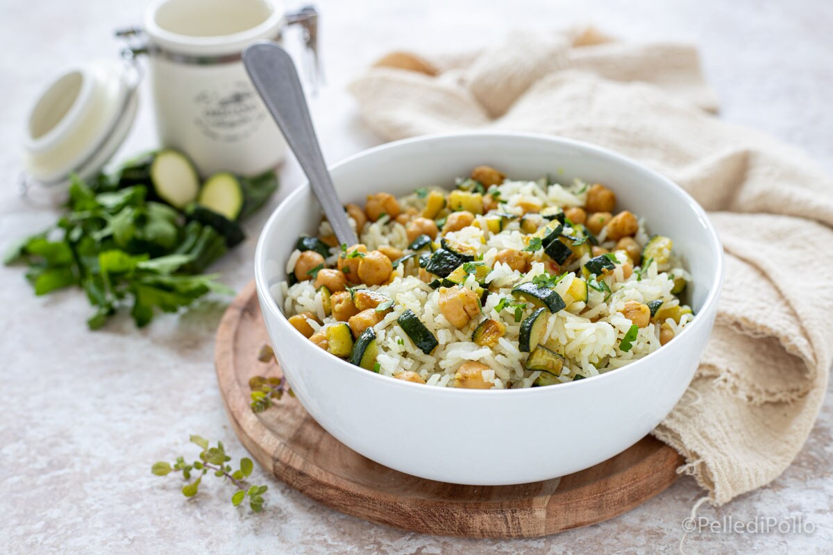 Rijstsalade met kikkererwten en courgettes met curry