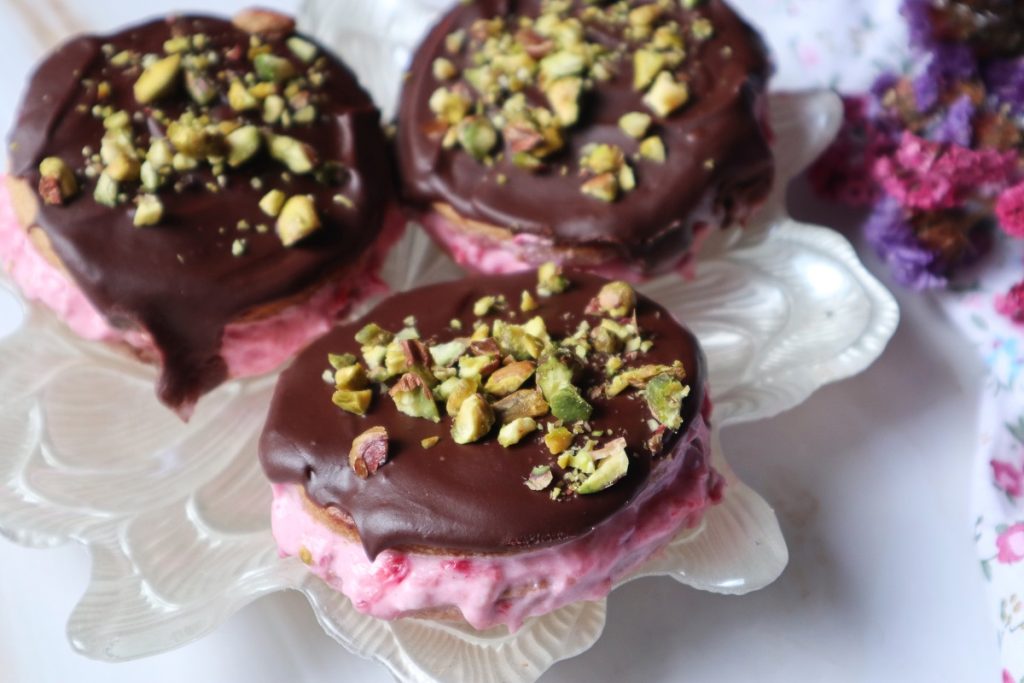 rijstkoekjes met frambozen en chocolade