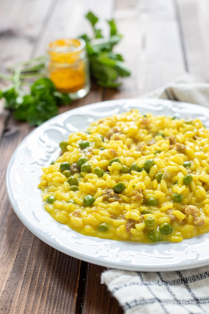risotto met worst, saffraan en doperwten