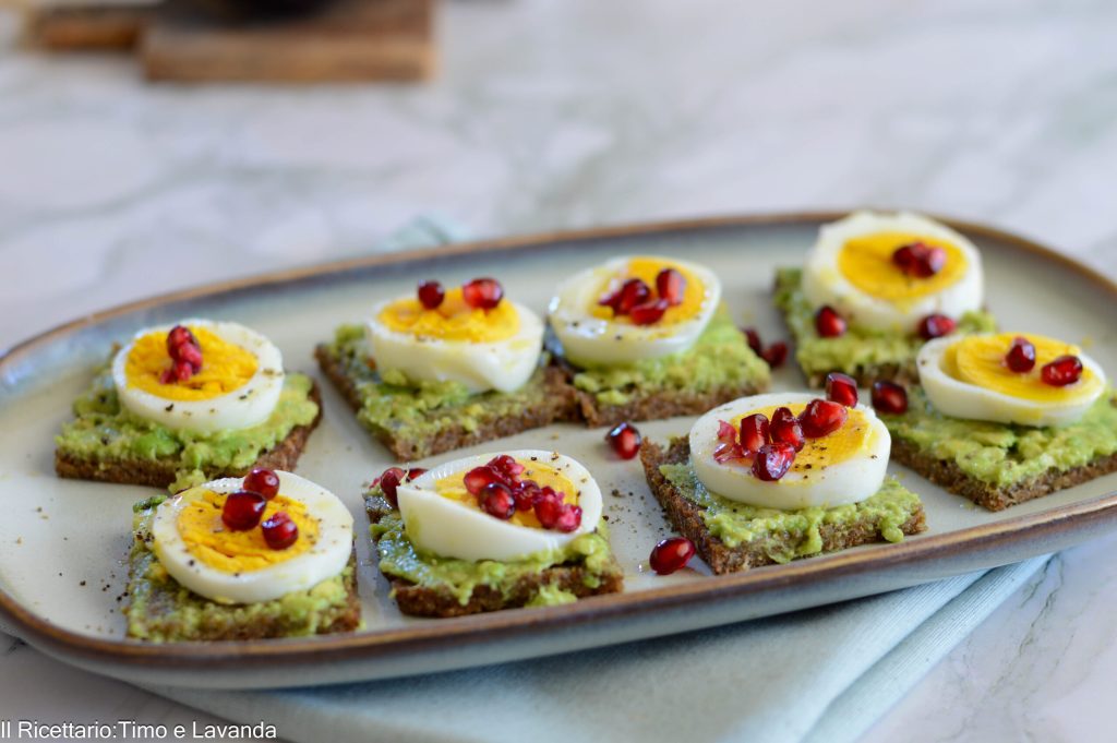 roggebrood toasts met avocado en ei