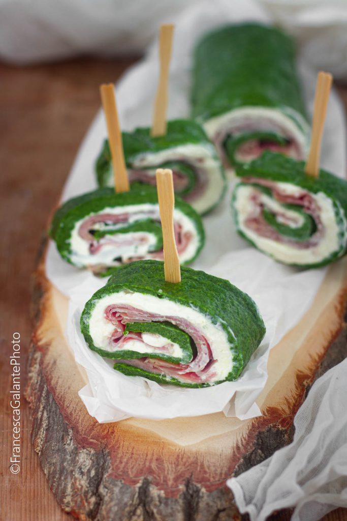Spinazierol met gekookte ham en robiola uit de oven