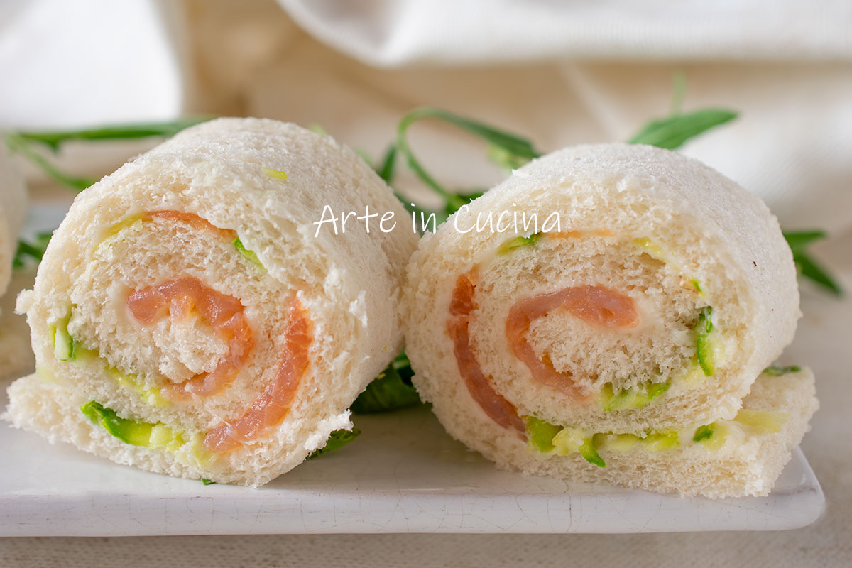 Rolletjes van sandwichbrood met zalm en courgette