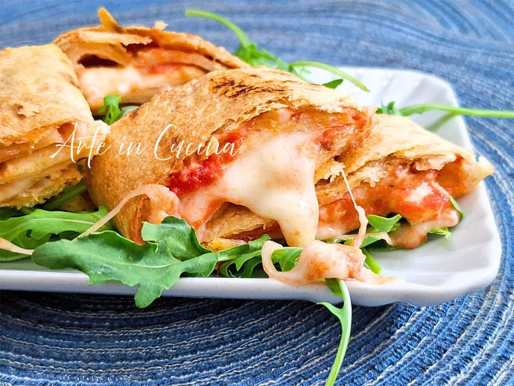 ROLLETJES van PIADINA met MOZZARELLA en TOMAAT