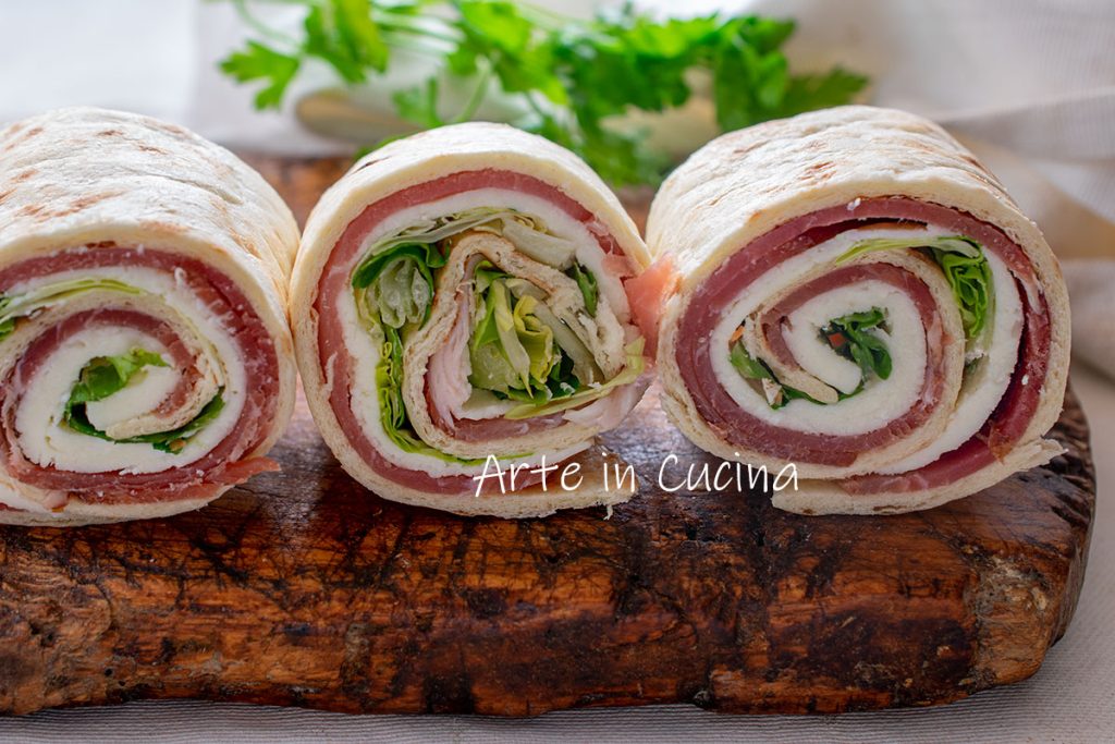 Rolletjes van piadina speck en provola