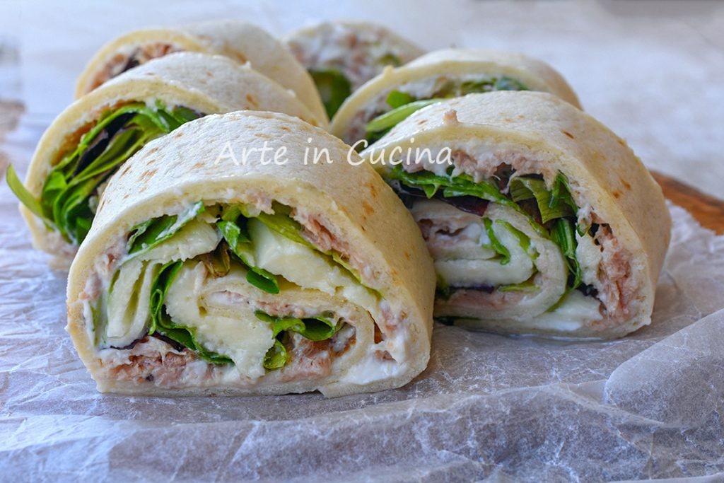 Rolletjes van piadine met tonijn en Philadelphia koud