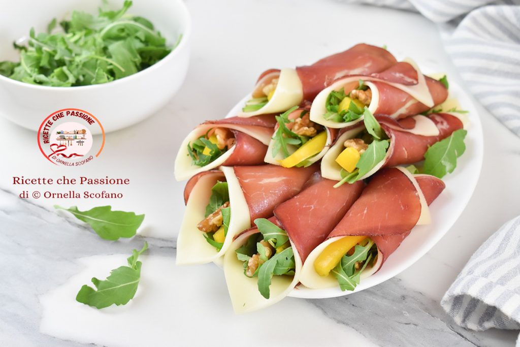 Rolletjes van bresaola met kaas en rucola