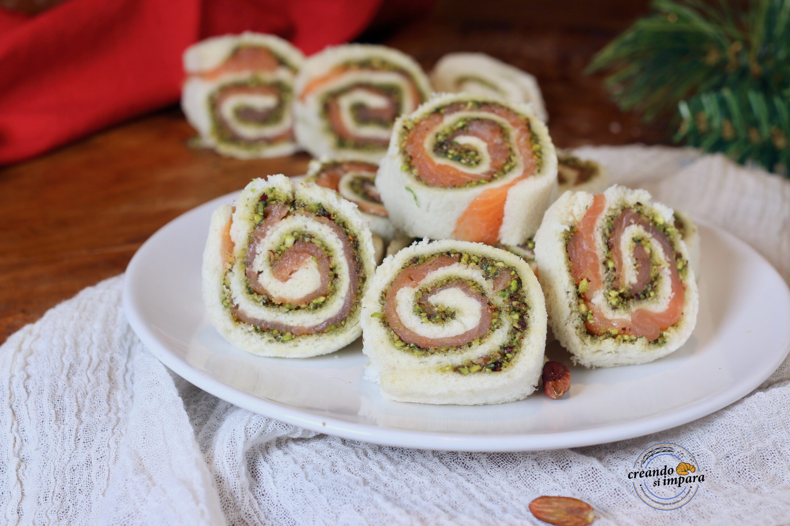 Rolletjes van witbrood met zalm en pistachepesto