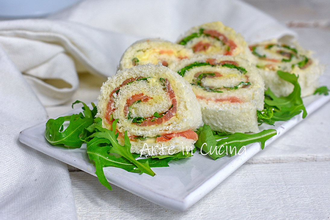 Zalm en rucola rolletjes met sneetjesbrood