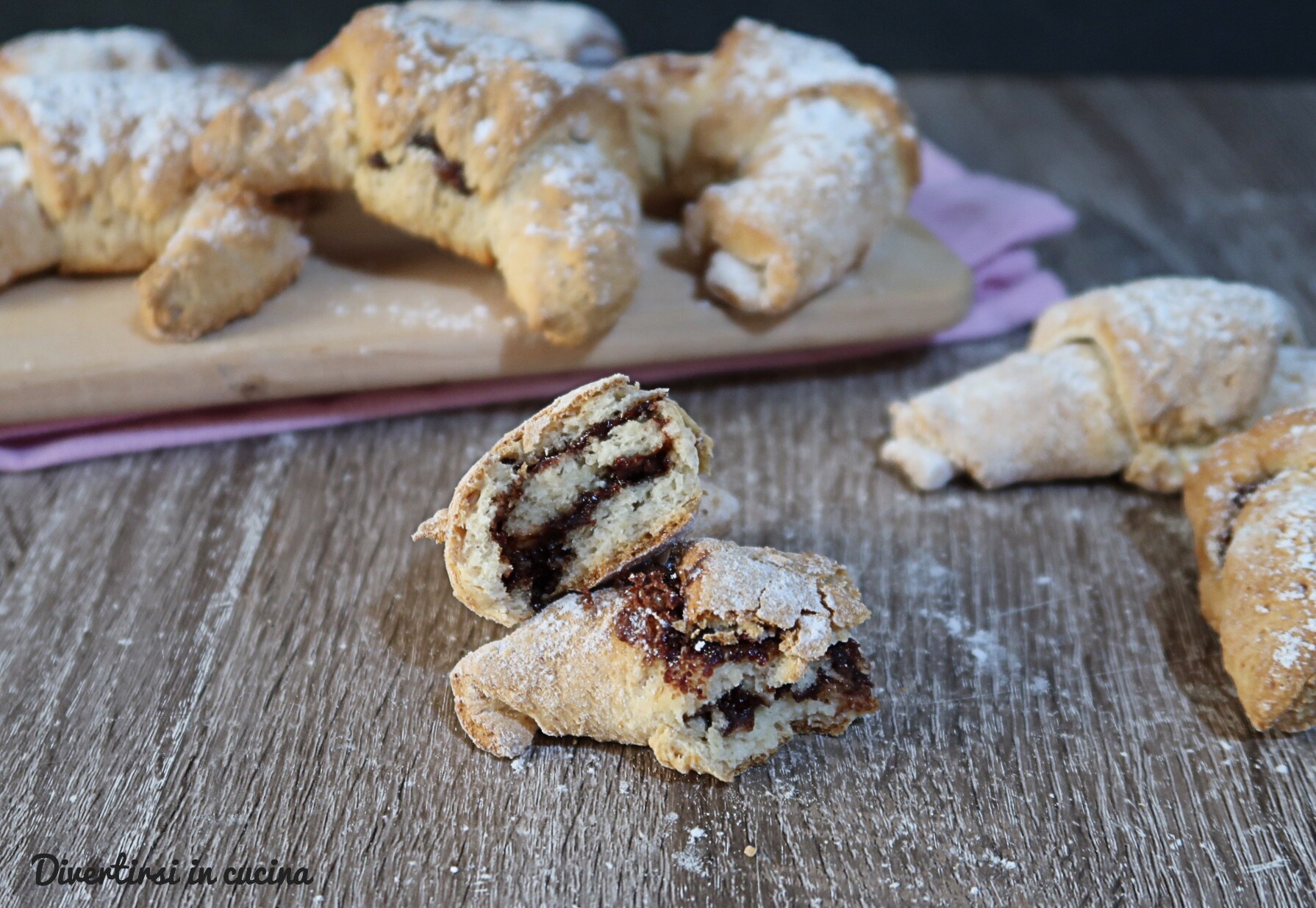Rustieke zoete croissants met Nutella