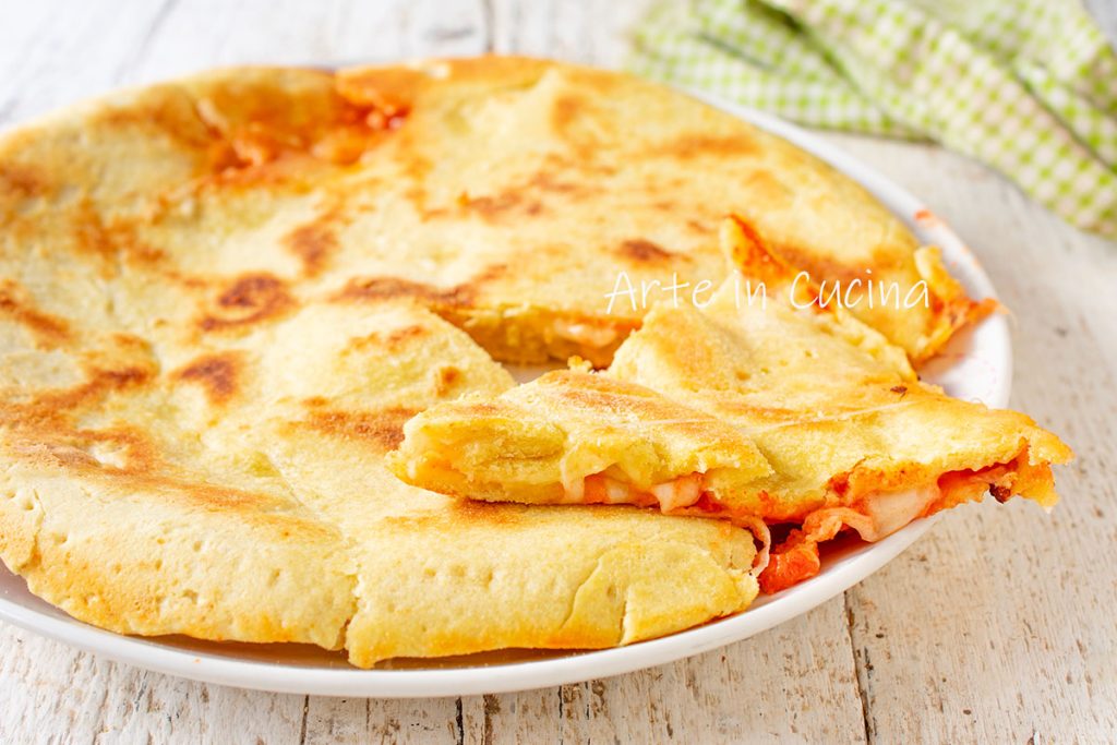 Rustieke taart met mozzarella en tomaat