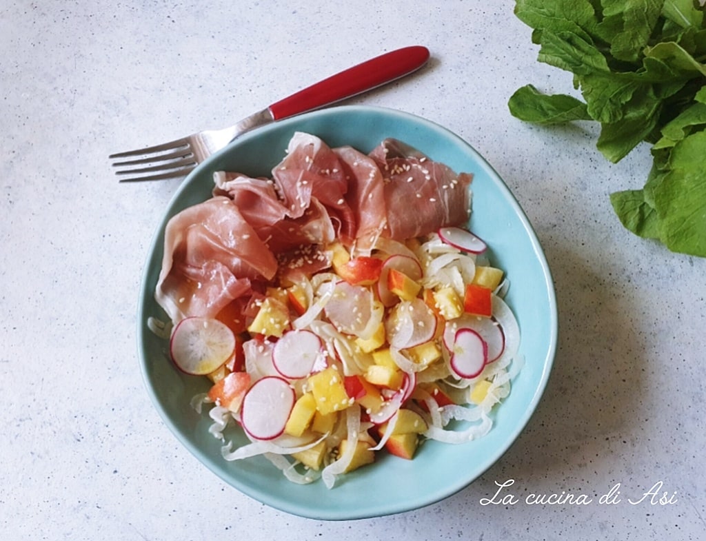 salade met perziken, venkel en radijsjes