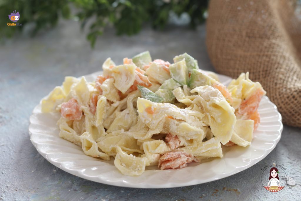 Koude pasta met gerookte zalm en avocado