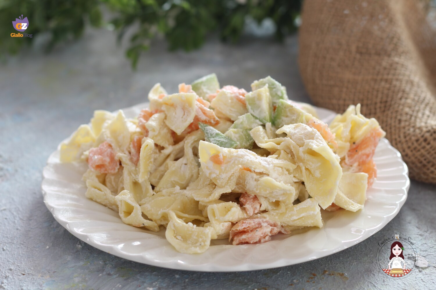 Koude pasta met gerookte zalm en avocado