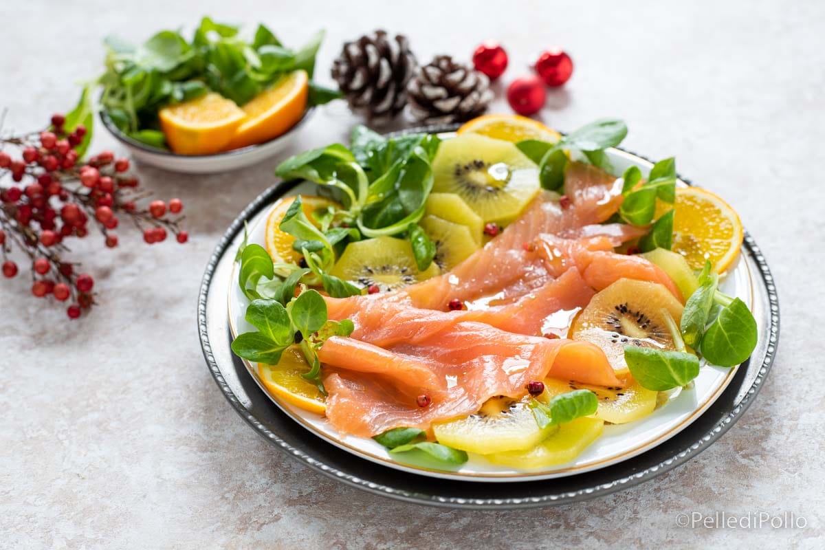 Salade met gerookte zalm en kiwi