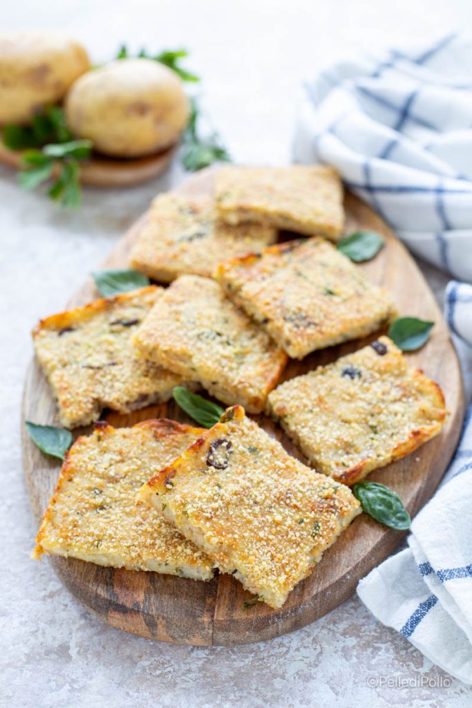 schiacciata met aardappelen, tonijn en olijven