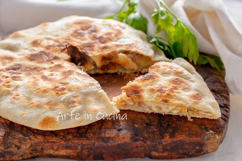 Schiacciata tonijn en provola in de pan