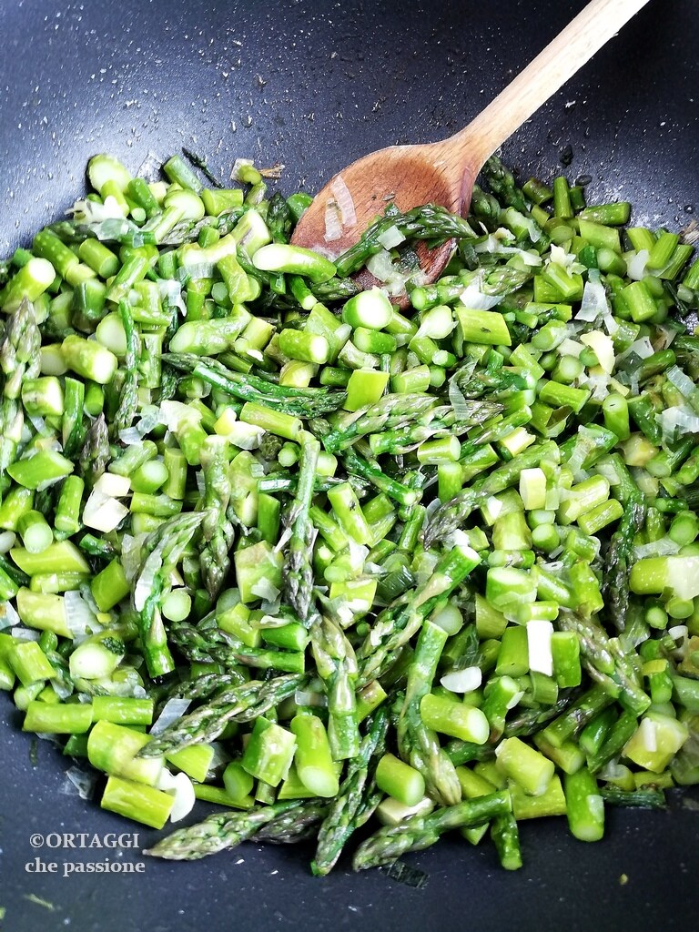 simpele groene asperges in de pan