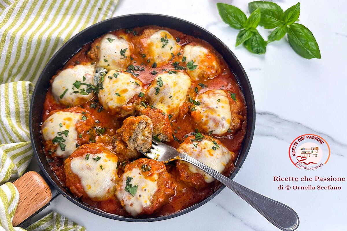 Smeuïge Gehaktballen in Smakelijke Tomatensaus in de Pan