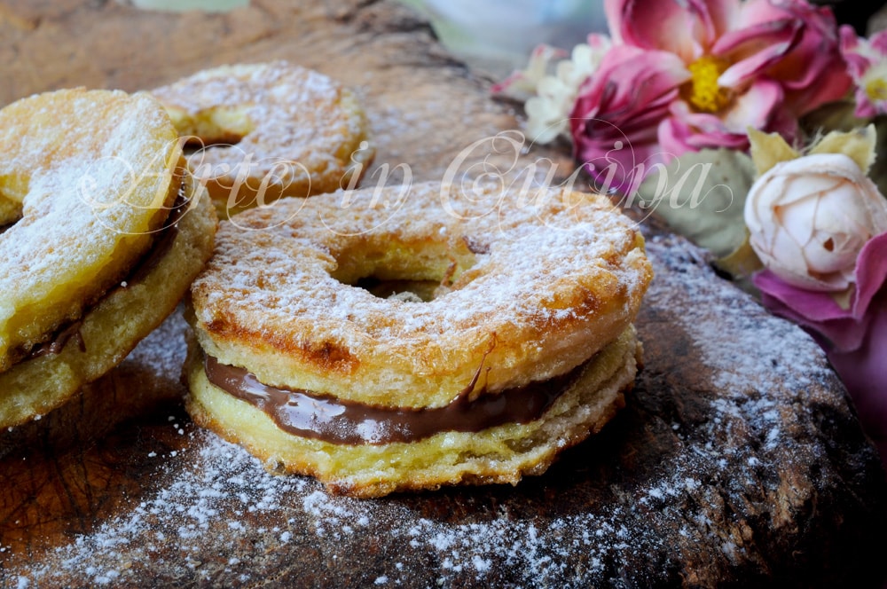 Snelle gefrituurde ciambelle van pancarré met Nutella
