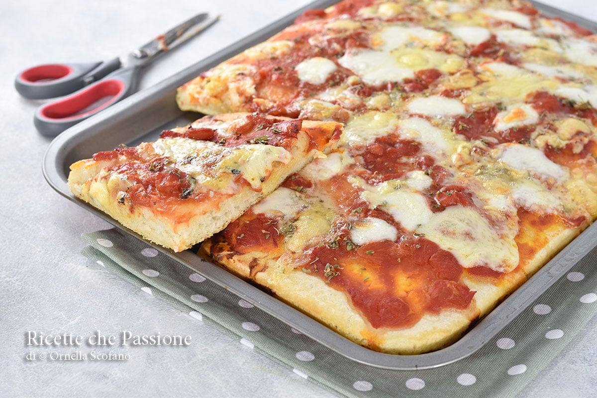 Snelle pizza in bakplaat, zacht en lekker