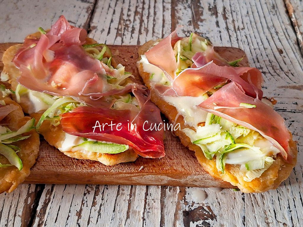 SNELLE PIZZAPLATJES met courgette en ham