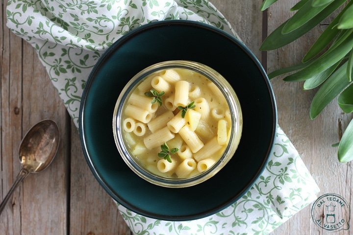 Prei en aardappelsoep in pot koken