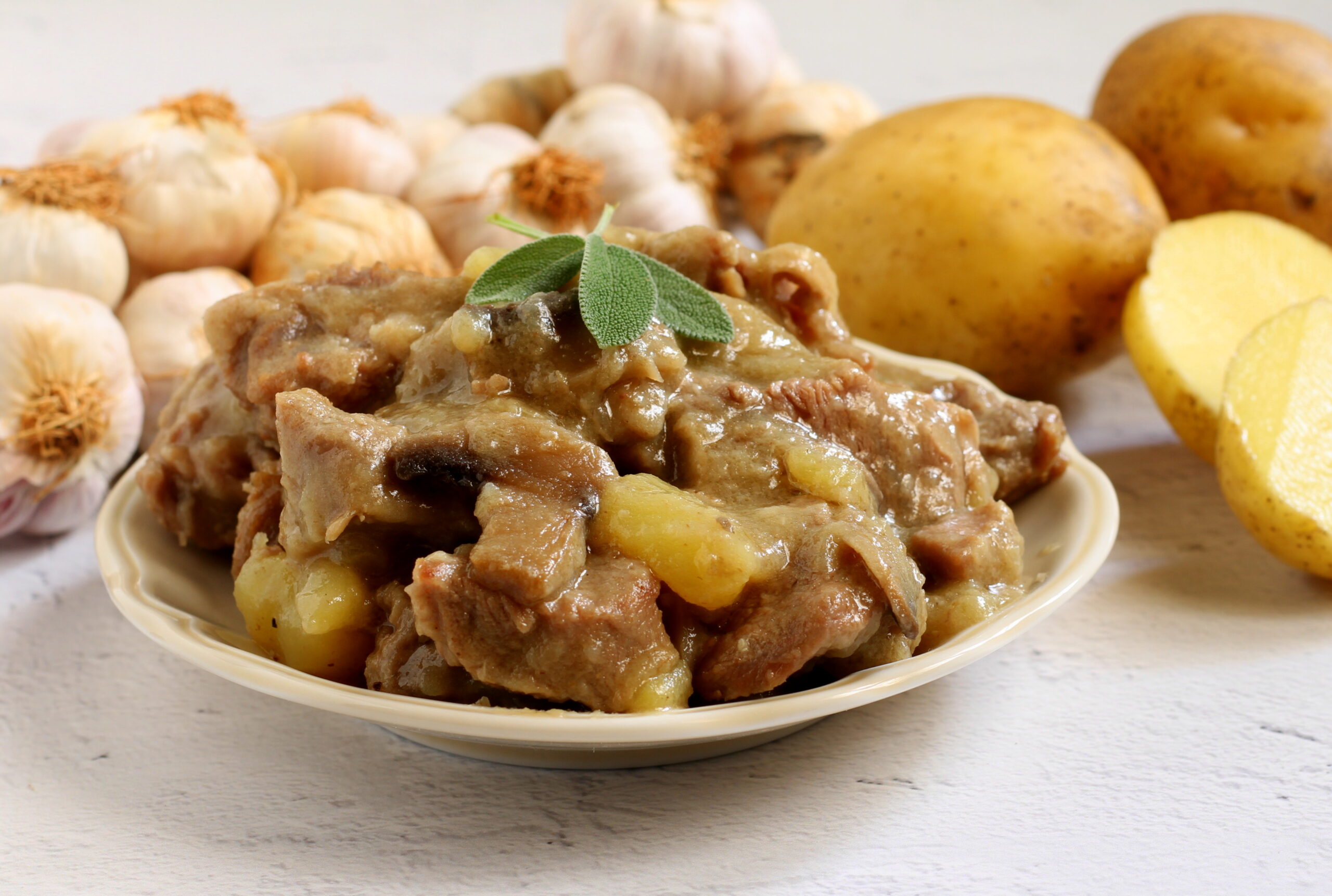Stoofpot van aardappelen en champignons in een snelkookpan
