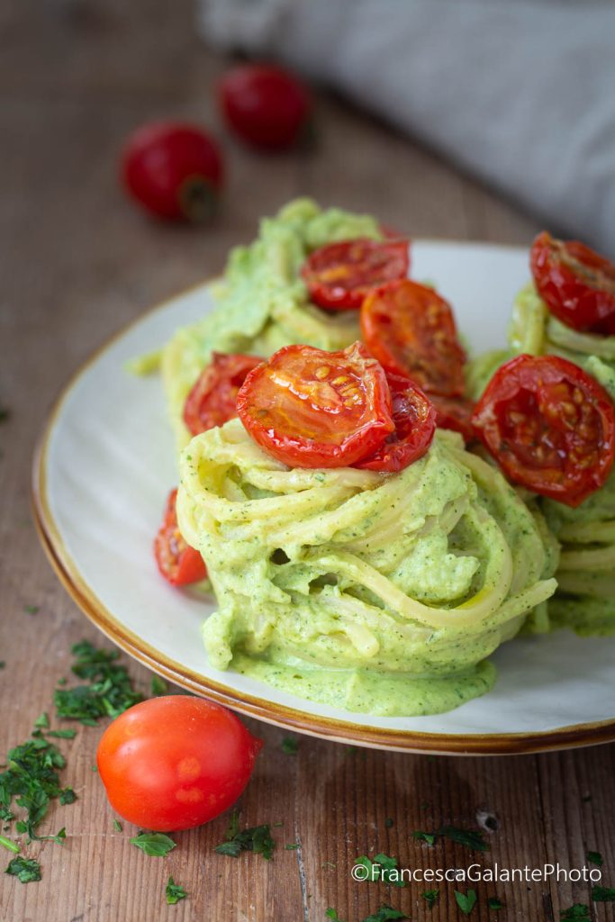 Pasta met confit-tomaatjes en courgettecrème