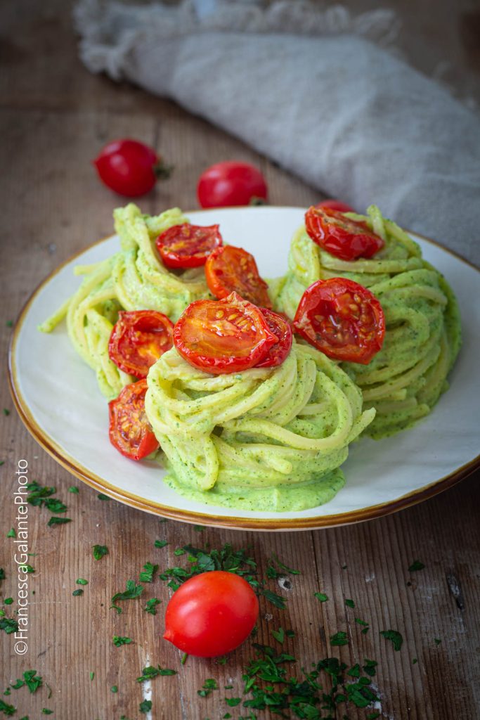 Pasta met confit-tomaatjes en courgettecrème