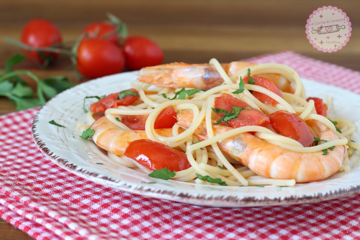 SPAGHETTI MET GARNALEN EN CHERRYTOMATEN het gerecht dat ruikt naar zee en goedheid