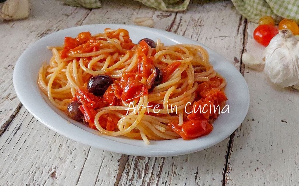 SPAGHETTI met VERSE TOMATEN en olijven