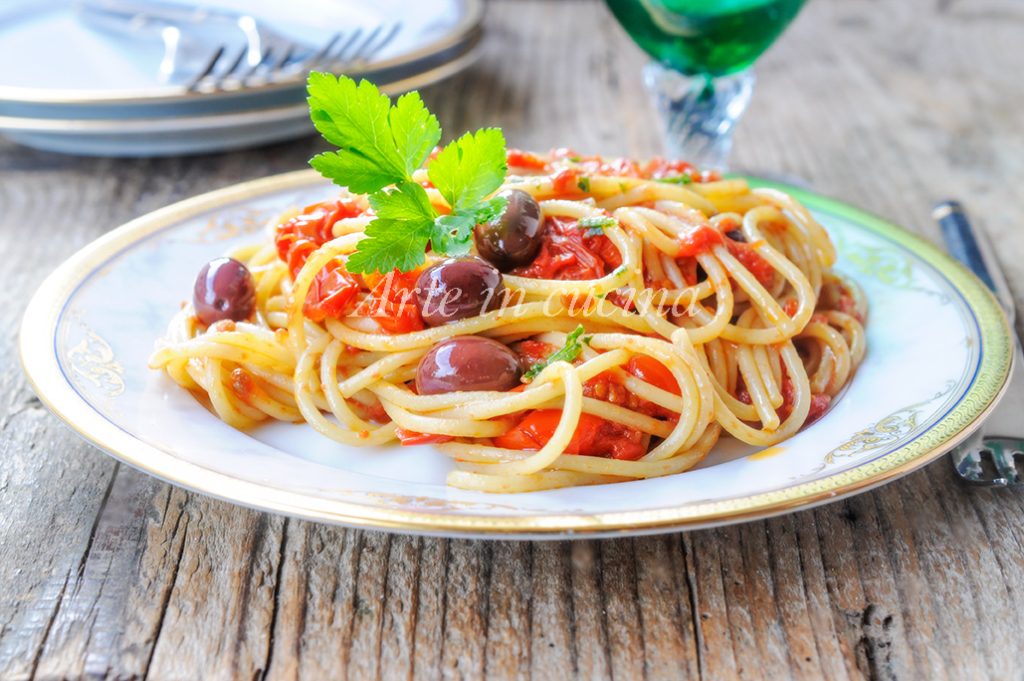 Spaghetti alla puttanesca Napolitaans gerecht vickyart arte in cucina