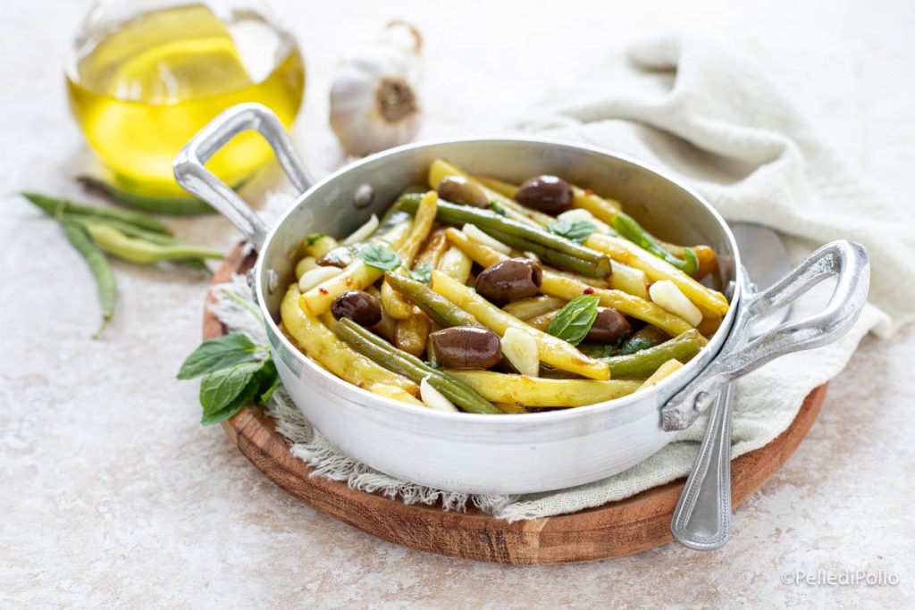 sperziebonen in de pan met olie en knoflook