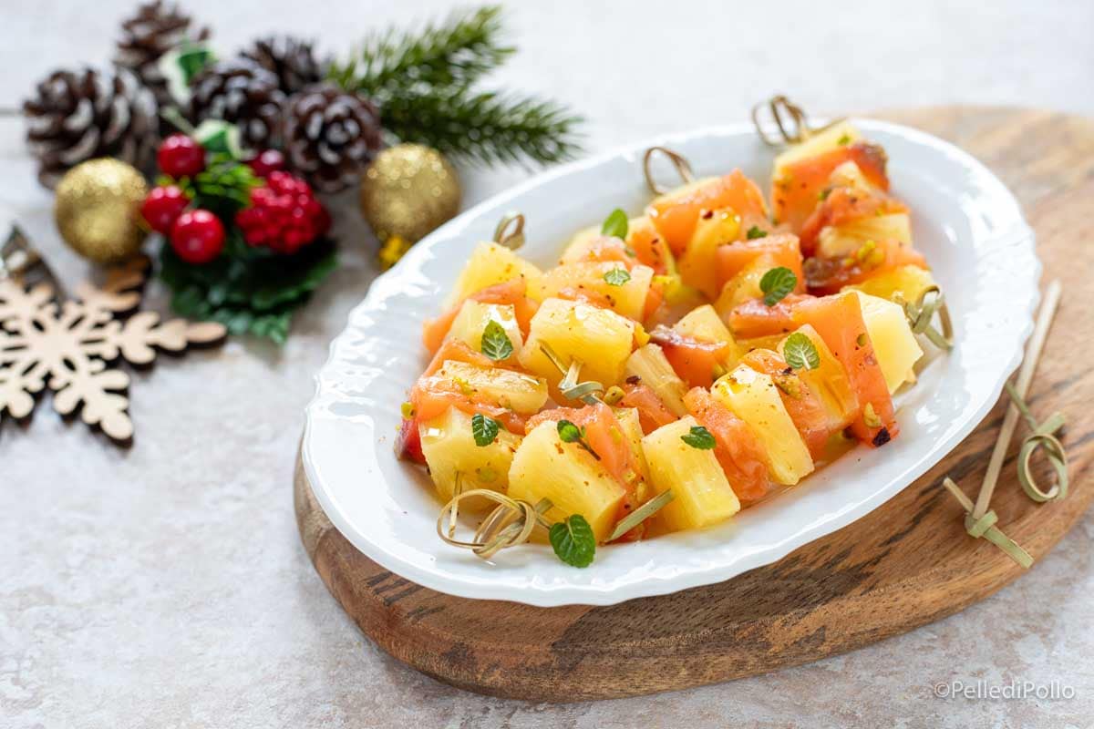 Spiesjes van gerookte zalm en ananas