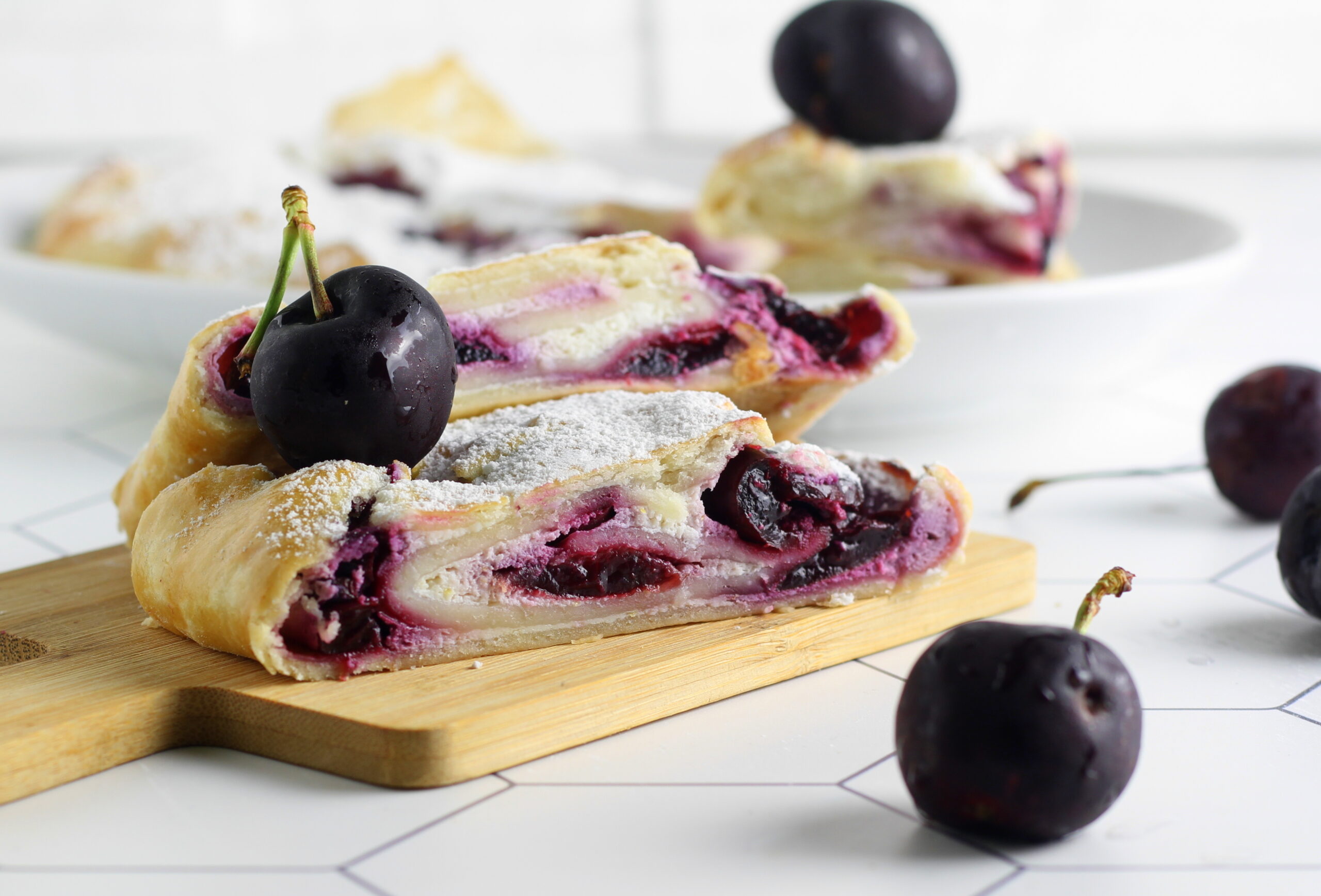 Strudel van ricotta, yoghurt en kersen