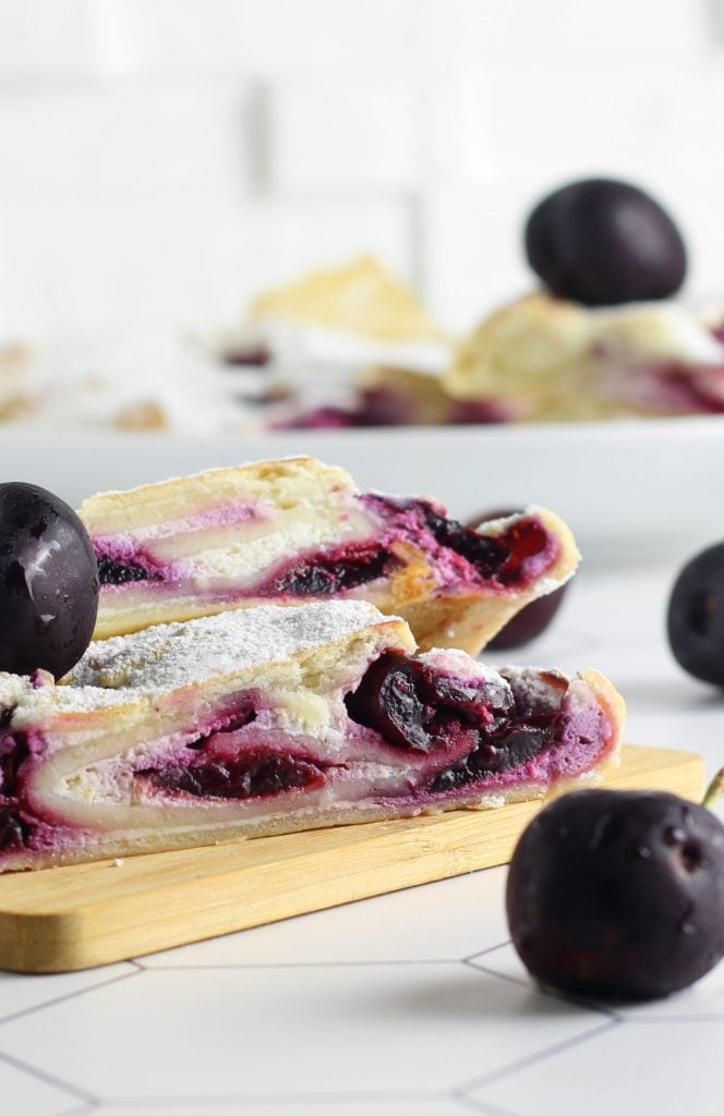 Strudel van ricotta, yoghurt en kersen