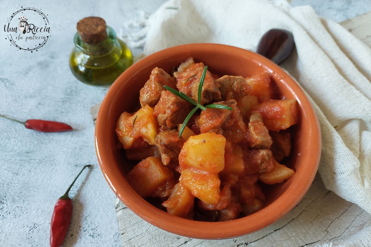 Stukjes schouderstuk met aardappelen