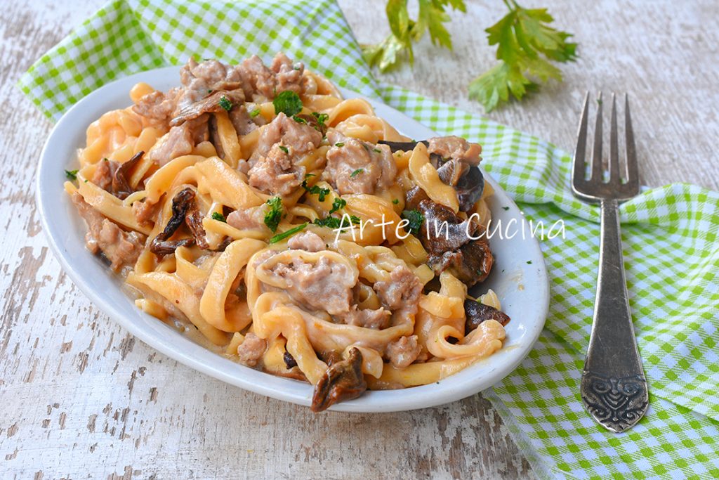 Tagliatelle met pompoen, worst en paddenstoelen