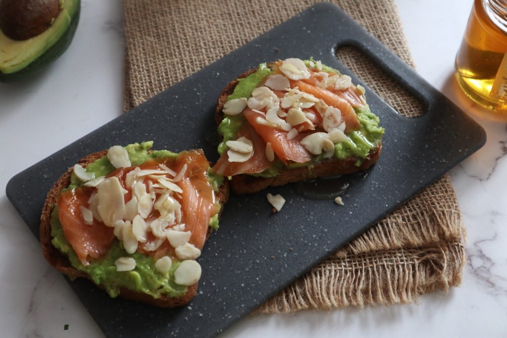 toast met avocado zalm en amandelen