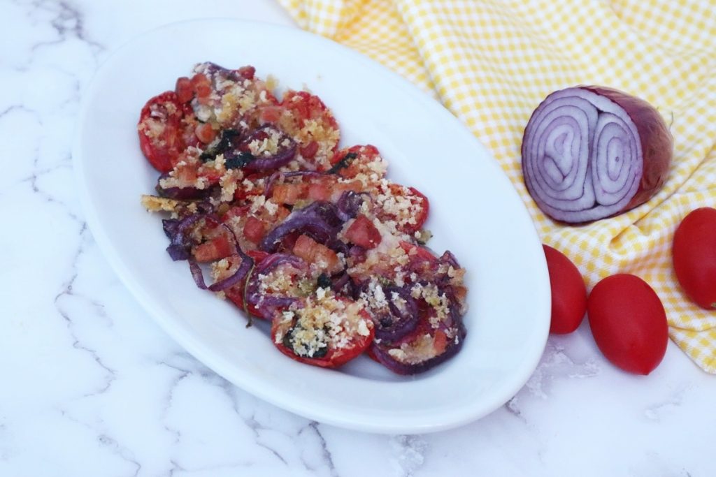 tomaten met tropea-ui en gegratineerde spek
